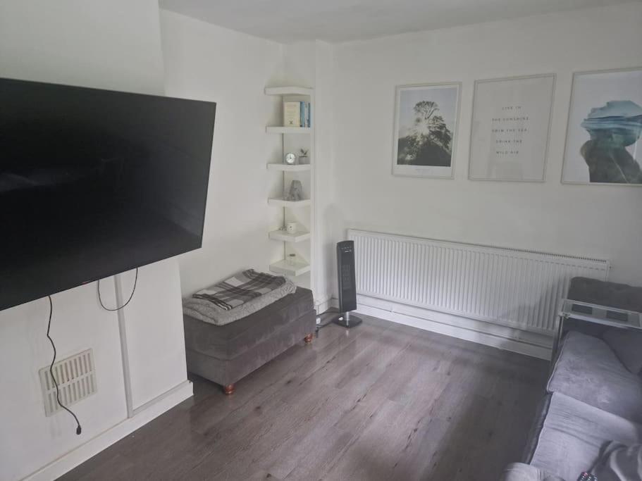 Апартаменты Modern Cozy One Bedroom Flat *